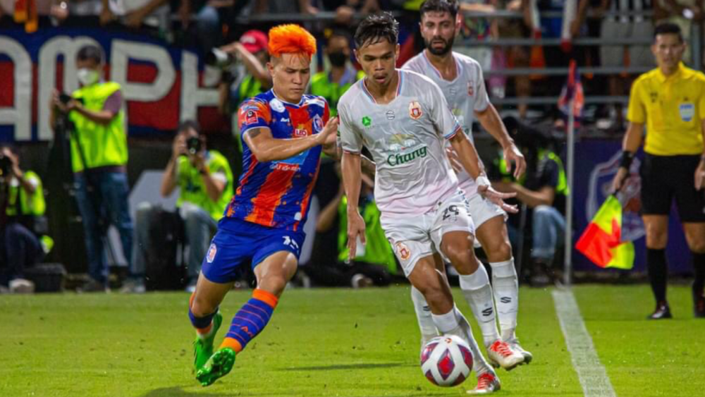 กลับมาลงสู่สนาม